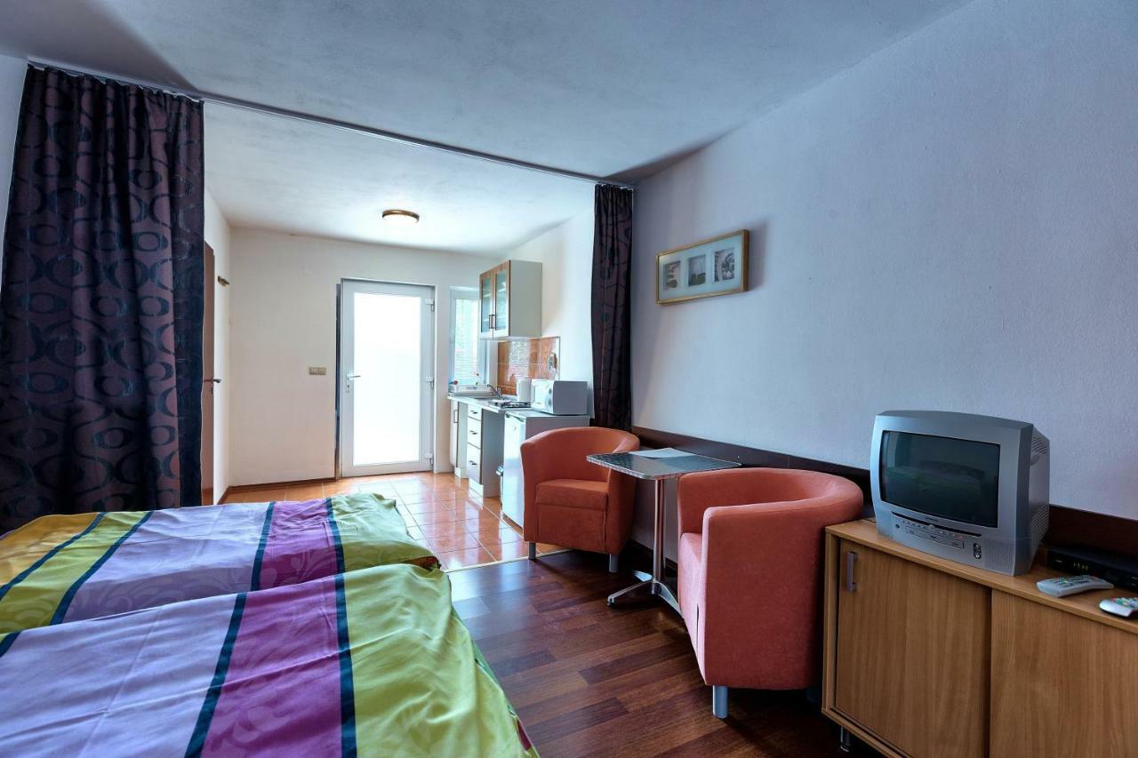 Готель Apartmanovy Dom Red Подгайська Екстер'єр фото