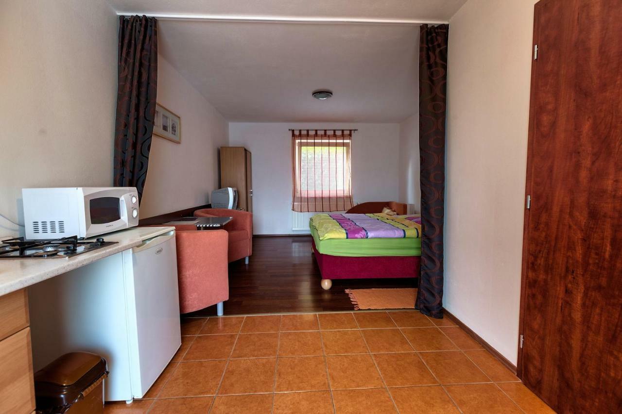 Готель Apartmanovy Dom Red Подгайська Екстер'єр фото
