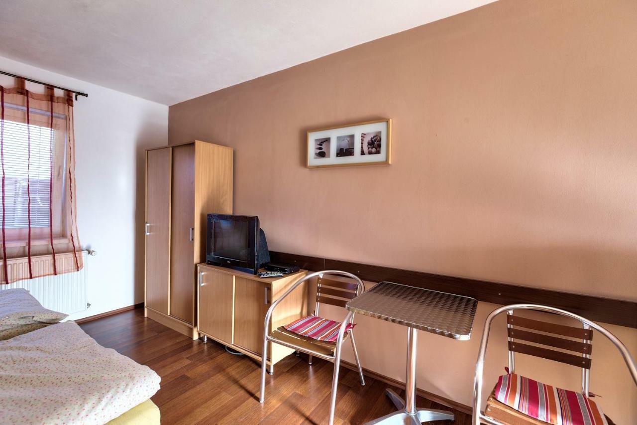 Готель Apartmanovy Dom Red Подгайська Екстер'єр фото
