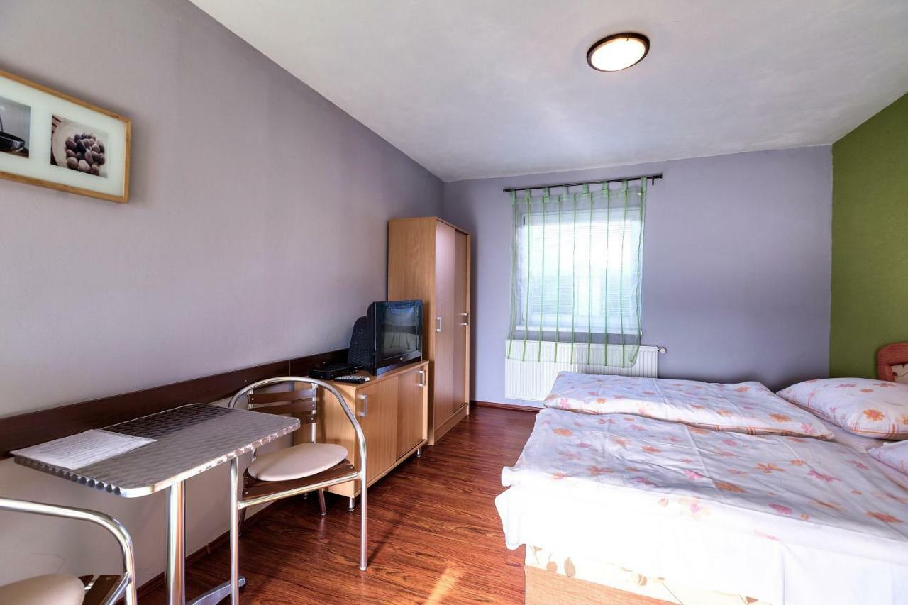 Готель Apartmanovy Dom Red Подгайська Екстер'єр фото