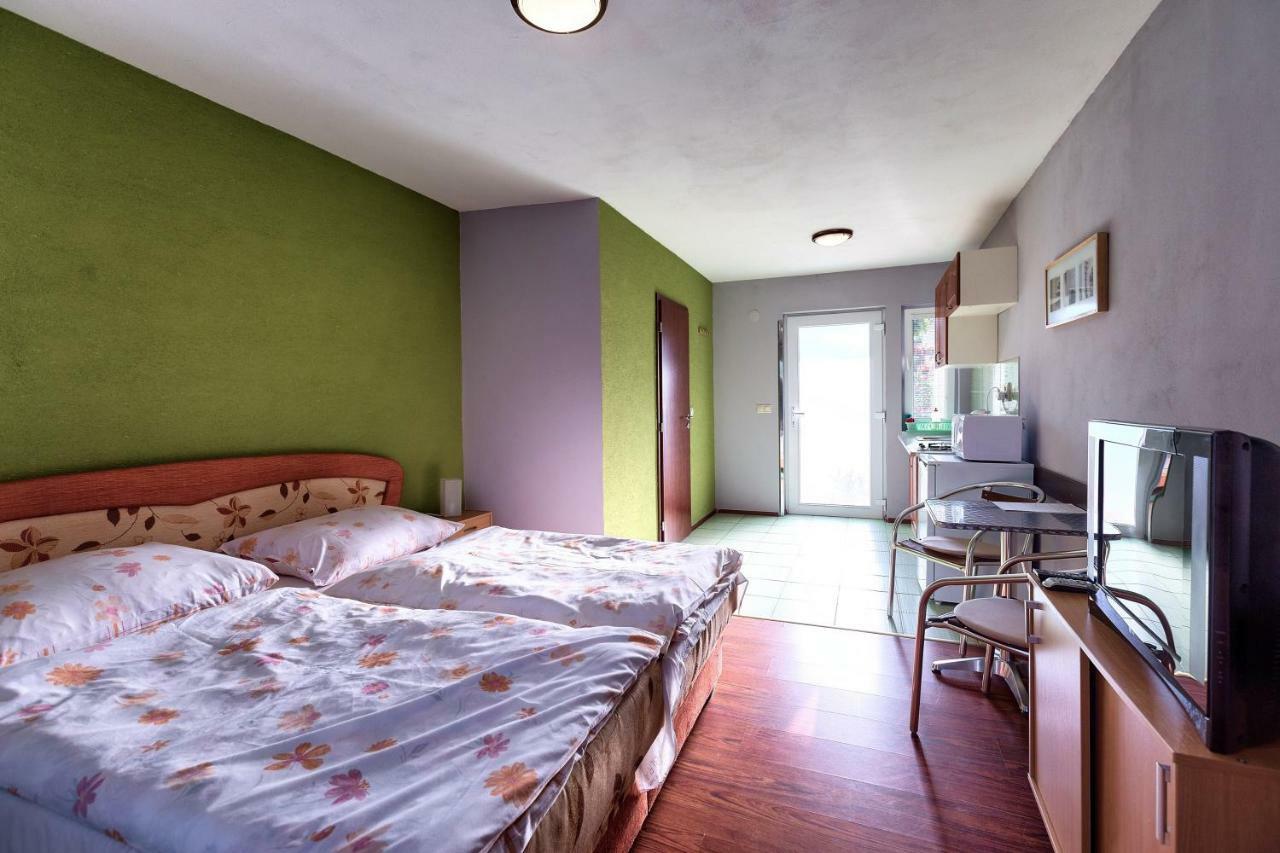 Готель Apartmanovy Dom Red Подгайська Екстер'єр фото