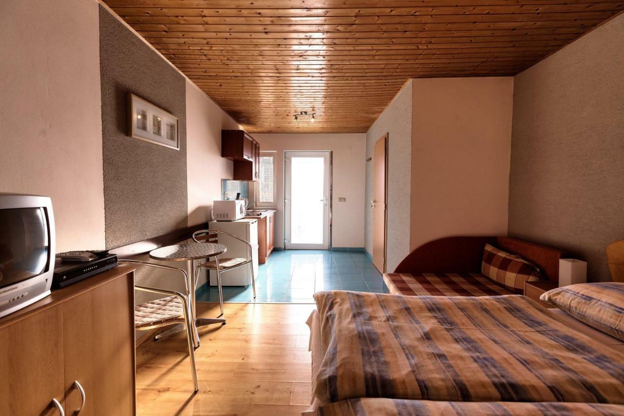 Готель Apartmanovy Dom Red Подгайська Екстер'єр фото