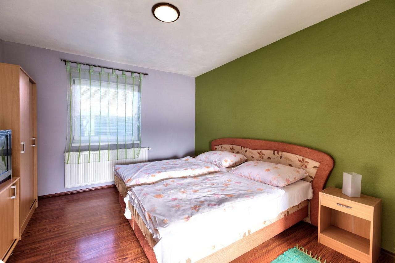 Готель Apartmanovy Dom Red Подгайська Екстер'єр фото