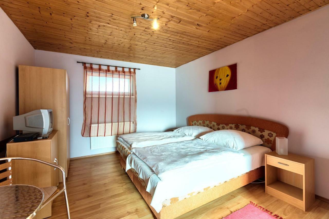 Готель Apartmanovy Dom Red Подгайська Екстер'єр фото