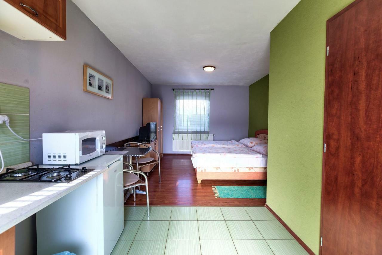 Готель Apartmanovy Dom Red Подгайська Екстер'єр фото