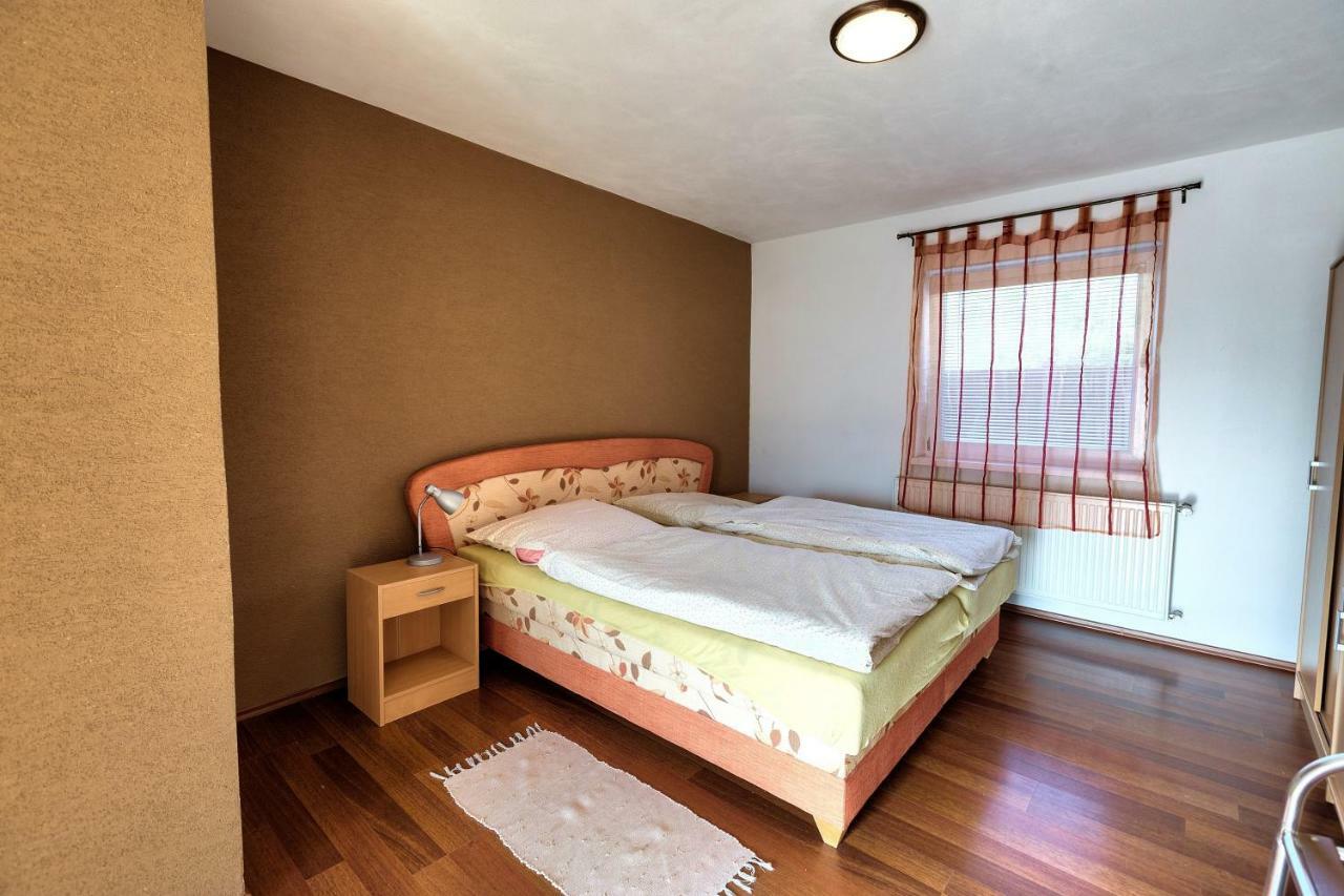 Готель Apartmanovy Dom Red Подгайська Екстер'єр фото