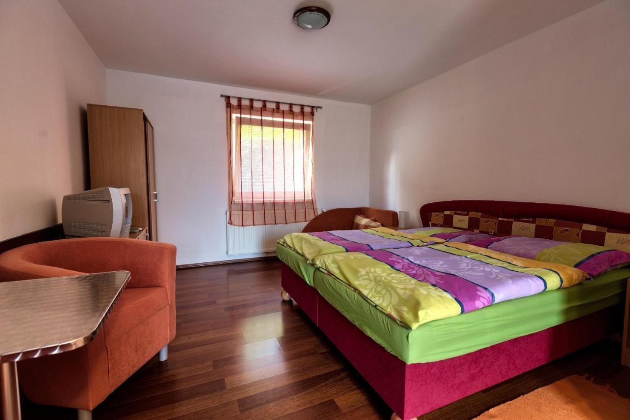 Готель Apartmanovy Dom Red Подгайська Екстер'єр фото